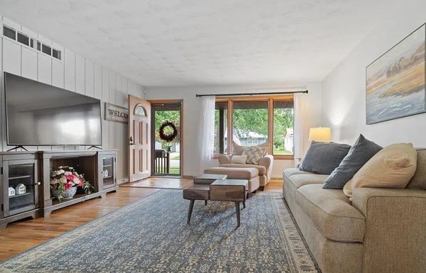 9 Brookwood Dr